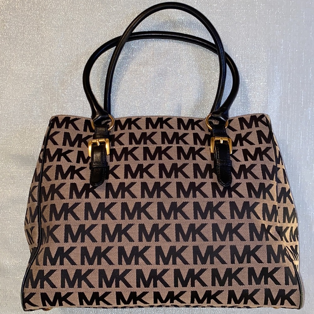 Bag can be used as a daily pocketbook or travelbag